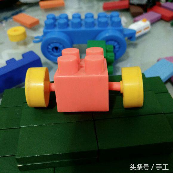 用箱子做能动的小机器人,用瓶子和盖子做机器人