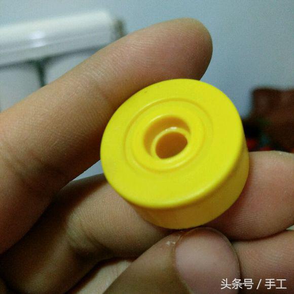 用箱子做能动的小机器人,用瓶子和盖子做机器人