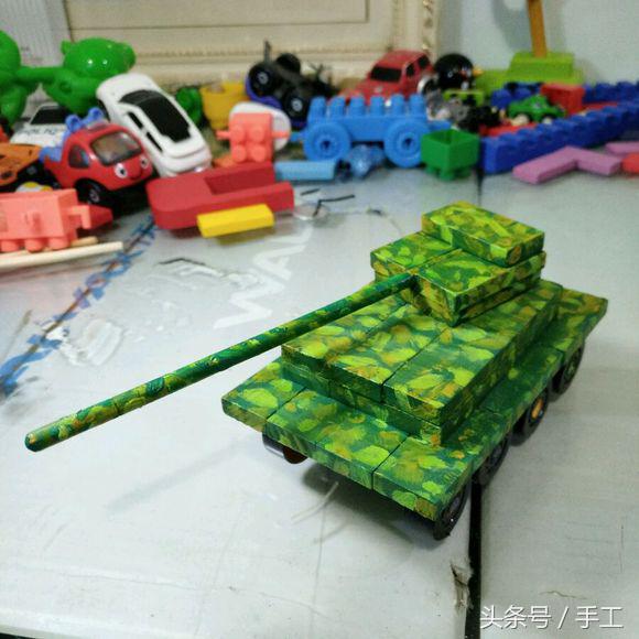 用箱子做能动的小机器人,用瓶子和盖子做机器人