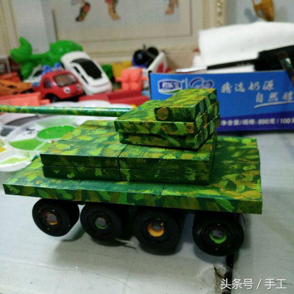 用箱子做能动的小机器人,用瓶子和盖子做机器人