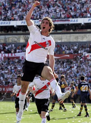 还记得足球巨星们的首球吗？