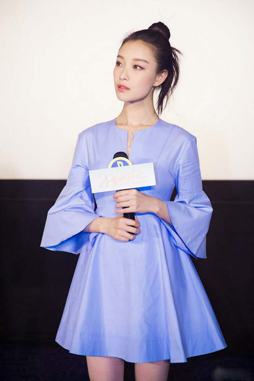 宋茜牛仔短裙配帆布鞋,宋茜同款鞋黑色帆布鞋