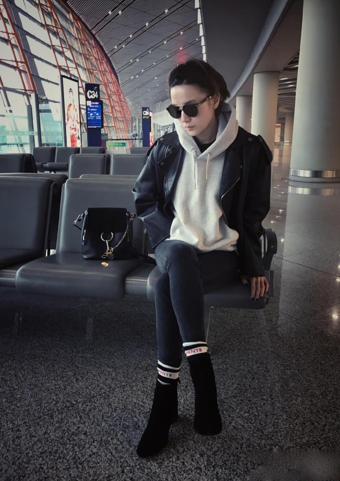 宋茜牛仔短裙配帆布鞋,宋茜同款鞋黑色帆布鞋