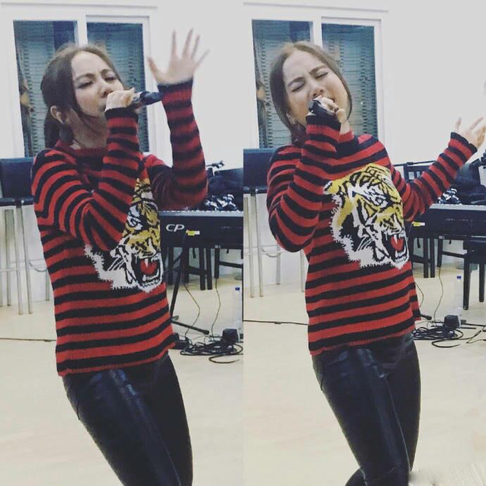 宋茜牛仔短裙配帆布鞋,宋茜同款鞋黑色帆布鞋