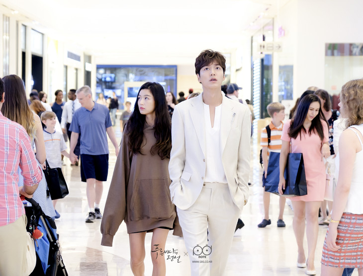 一千块的卫衣,一万块的鞋,就算做了人鱼,全智贤也要时髦到底!