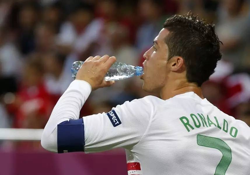 夏天下午踢球注意什么,冬天足球踢球注意事项