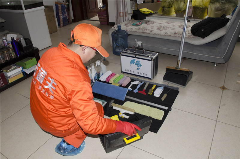 如何去除皮肤、地板和衣服上的强力胶?