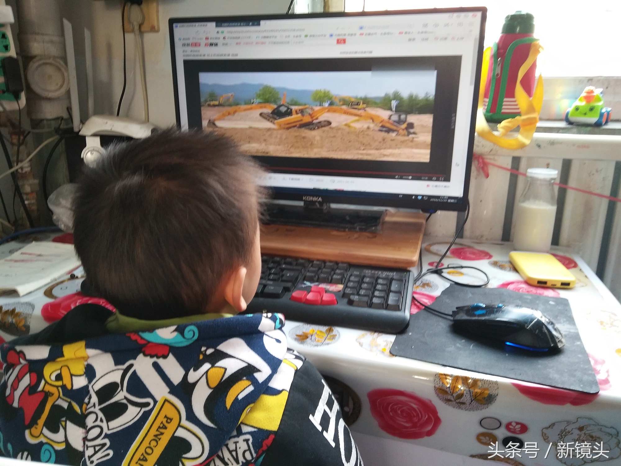 2岁半宝宝边吃饭边看电视,两岁宝宝正在喝奶粉的视频