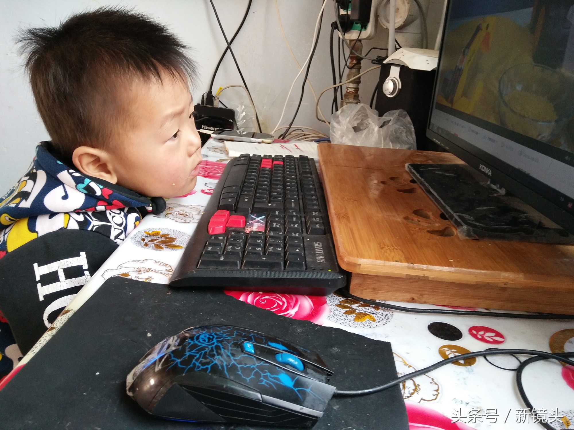 2岁半宝宝边吃饭边看电视,两岁宝宝正在喝奶粉的视频