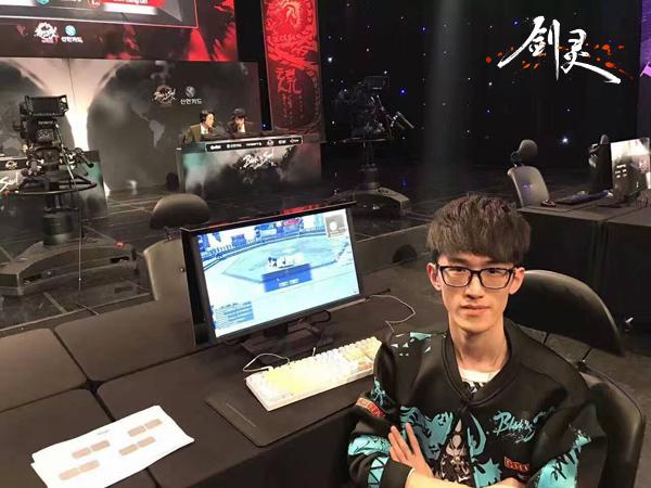 浮夸剑灵打韩国选手比赛视频,剑灵第一剑士浮夸比赛现场