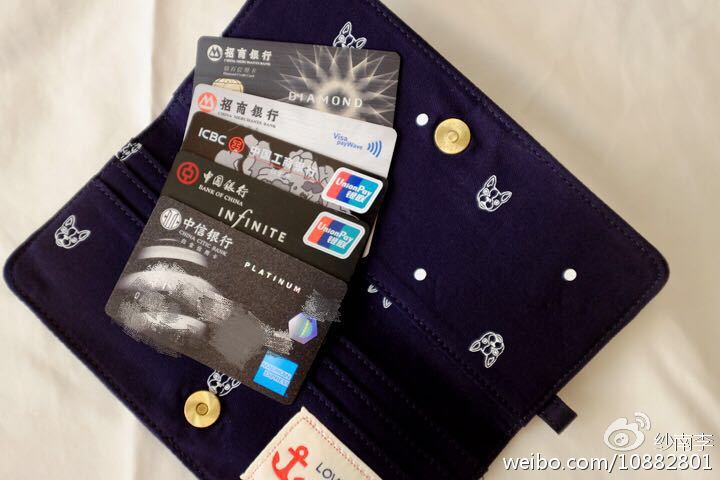 把名牌包包扔掉,杂牌包包扔掉