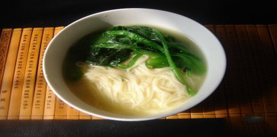 看似朴实无华的一碗清汤面,一碗让人满口留香的清汤面
