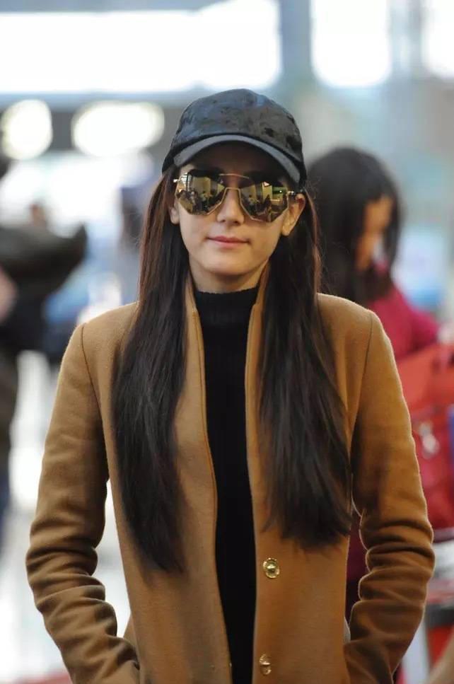 宋茜牛仔短裙配帆布鞋,宋茜同款鞋黑色帆布鞋