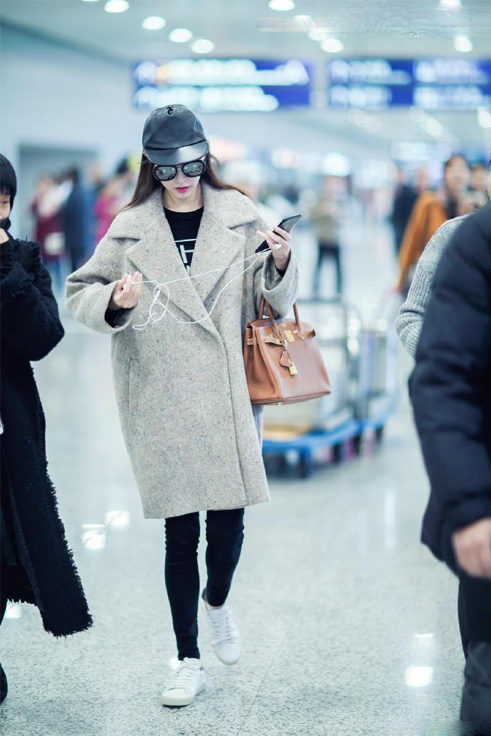 宋茜牛仔短裙配帆布鞋,宋茜同款鞋黑色帆布鞋