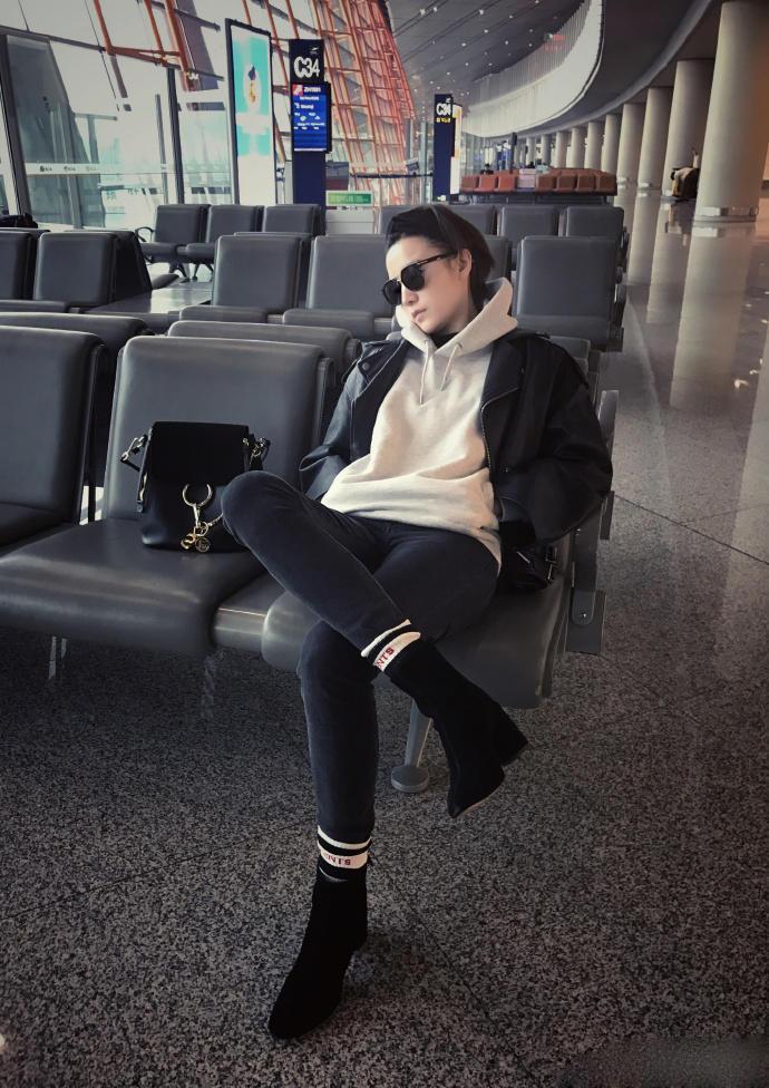 宋茜牛仔短裙配帆布鞋,宋茜同款鞋黑色帆布鞋