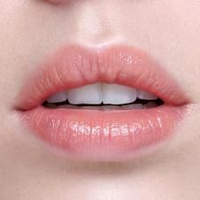 嘴唇一年四季干裂脱皮怎么回事,嘴唇干裂脱皮眼睛干涩怎么回事