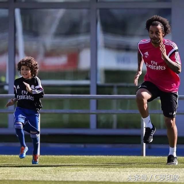 萌出一脸血的小孩,萌出一脸血萌娃