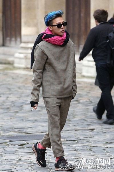 杜海涛跪拜韩国偶像权志龙的画面,baby和海涛看权志龙