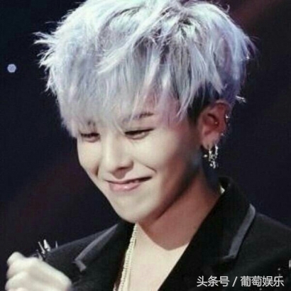 杜海涛跪拜韩国偶像权志龙的画面,baby和海涛看权志龙