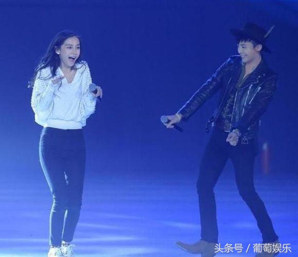 杜海涛跪拜韩国偶像权志龙的画面,baby和海涛看权志龙