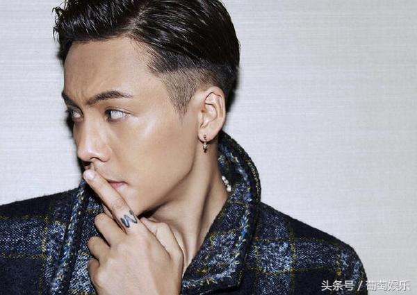 杜海涛跪拜韩国偶像权志龙的画面,baby和海涛看权志龙