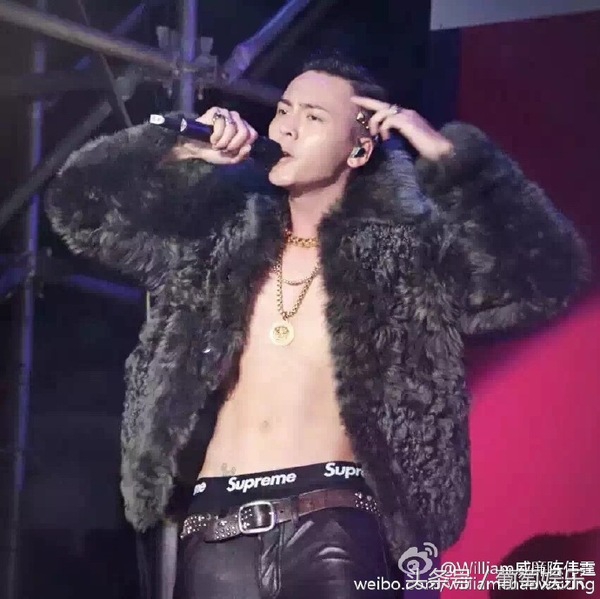 杜海涛跪拜韩国偶像权志龙的画面,baby和海涛看权志龙