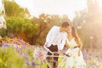 沙滩婚纱照姿势创意大全,男士婚纱照姿势和表情技巧