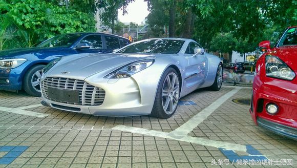 逛街看到跑车,逛街看到辆造型炫酷的车