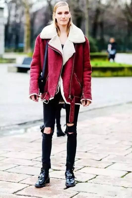 驼色羊羔毛外套搭配什么裤子好看 (低领羊羔毛外套搭配什么围巾合适)