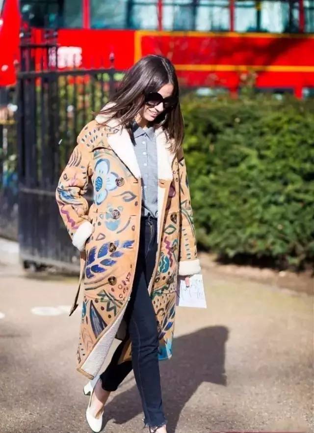 驼色羊羔毛外套搭配什么裤子好看 (低领羊羔毛外套搭配什么围巾合适)