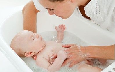 秋天宝宝屁股起红疙瘩,宝宝屁股上长瘊子怎么办