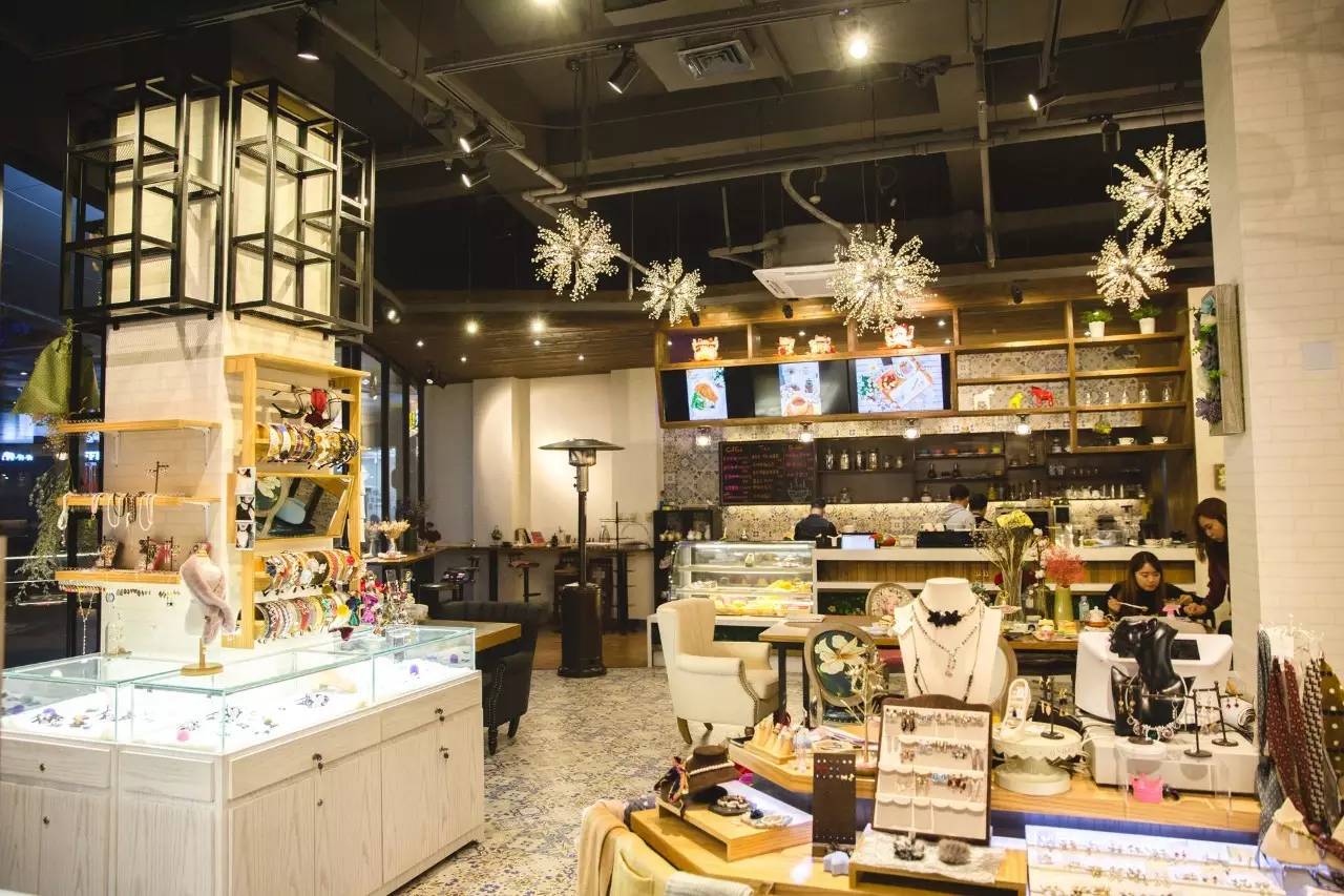 闺蜜聚会去哪好？来「GUMIHO」几个女孩把饰品店开在咖啡馆