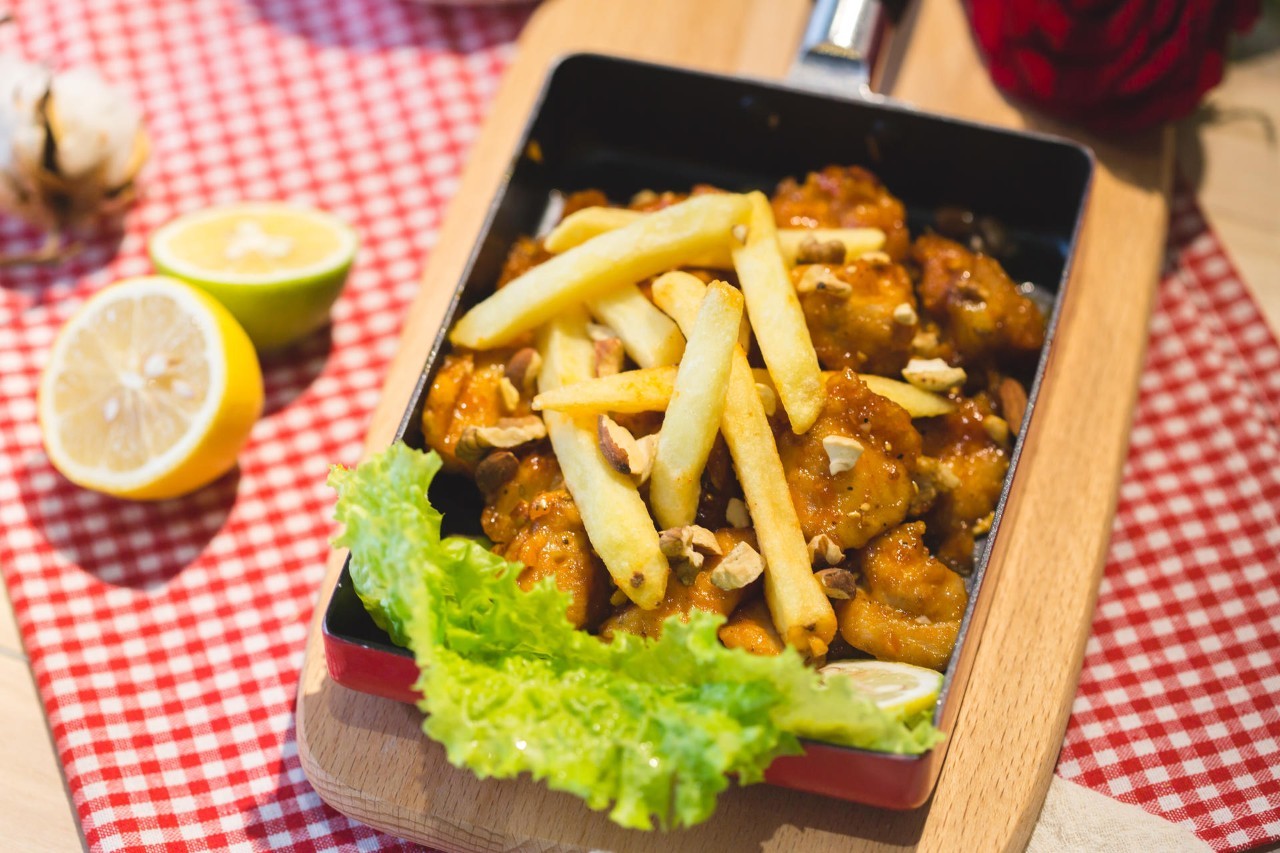 闺蜜聚会去哪好？来「GUMIHO」几个女孩把饰品店开在咖啡馆