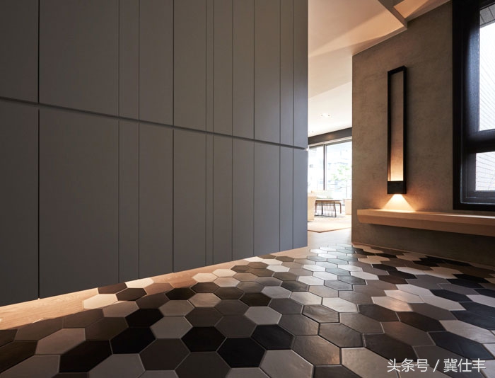 电视墙原来还可以这样：电视机内嵌，轻松看投影，不再是难题