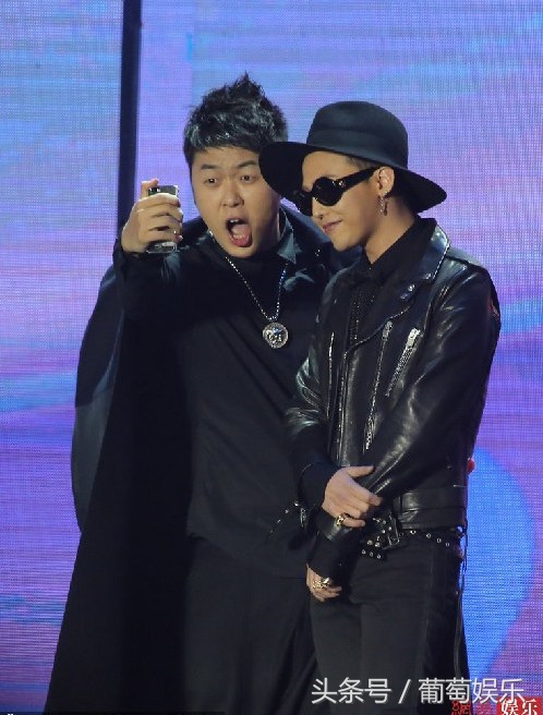 杜海涛跪拜韩国偶像权志龙的画面,baby和海涛看权志龙