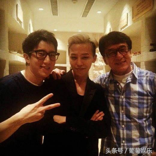 杜海涛跪拜韩国偶像权志龙的画面,baby和海涛看权志龙