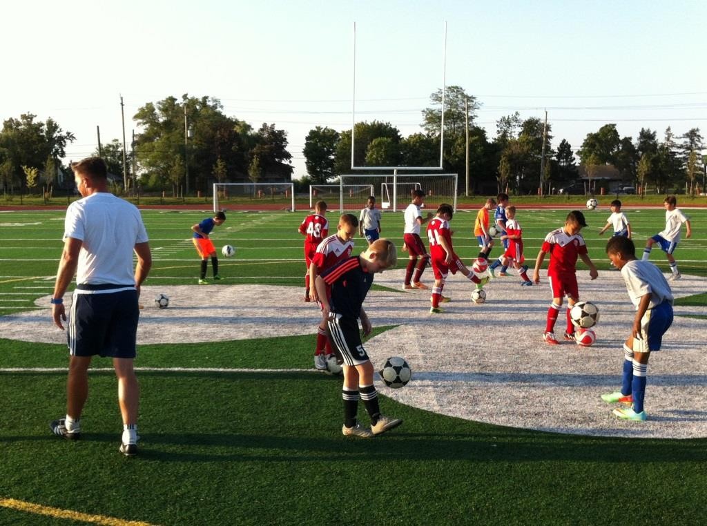 教练教孩子练足球很有耐心,足球教练怎么教小孩踢足球