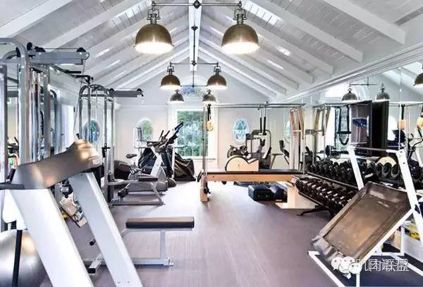 运动装备的中日英三语词汇：跑步机是ランニングマシン么？