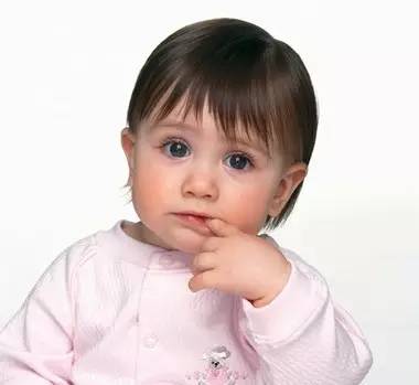 孩子嘴角皲裂怎么治,宝宝嘴角开裂长泡溃烂是缺什么