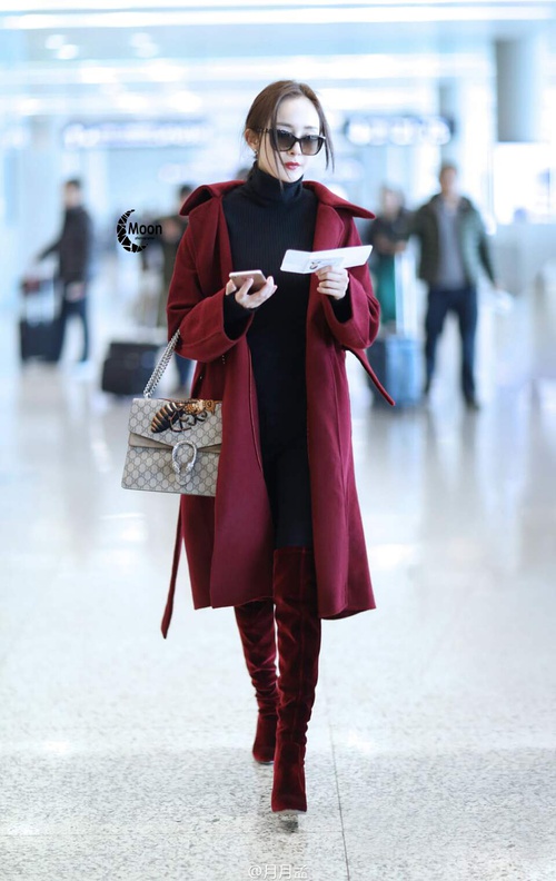 杨幂背奢侈品包,杨幂最近机场同款背包