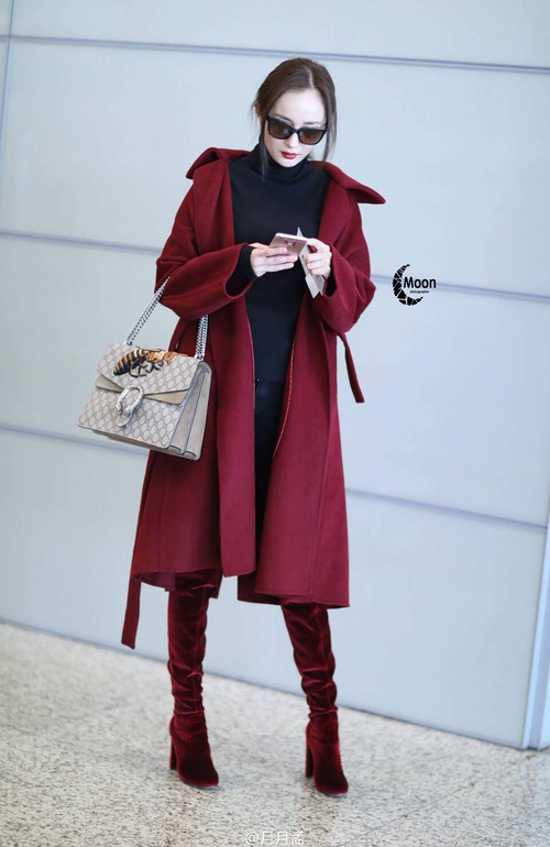 杨幂背奢侈品包,杨幂最近机场同款背包