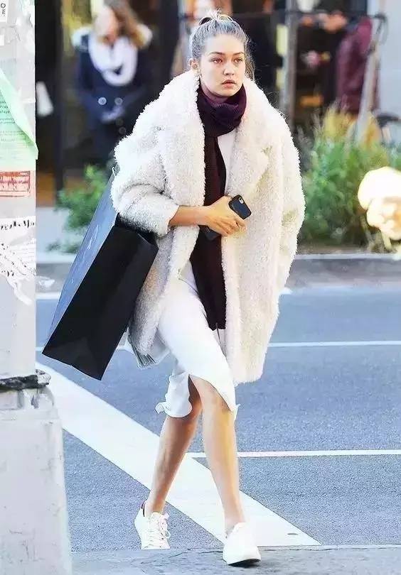 驼色羊羔毛外套搭配什么裤子好看 (低领羊羔毛外套搭配什么围巾合适)