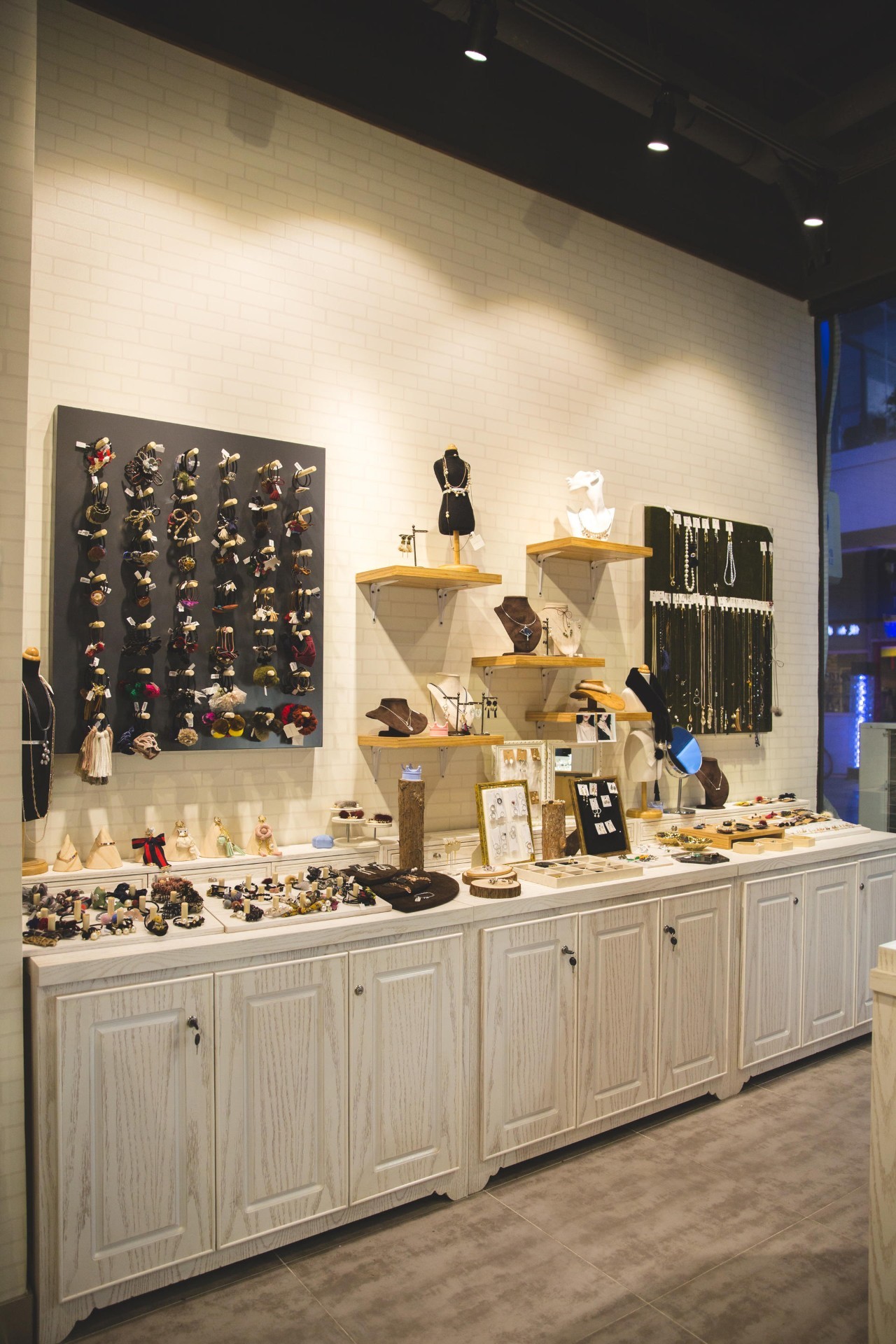 闺蜜聚会去哪好？来「GUMIHO」几个女孩把饰品店开在咖啡馆