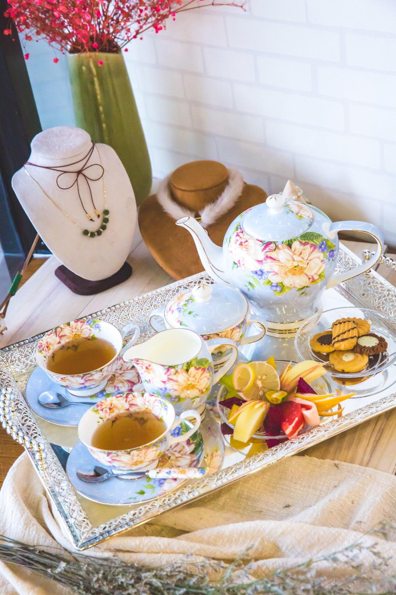 闺蜜聚会去哪好？来「GUMIHO」几个女孩把饰品店开在咖啡馆