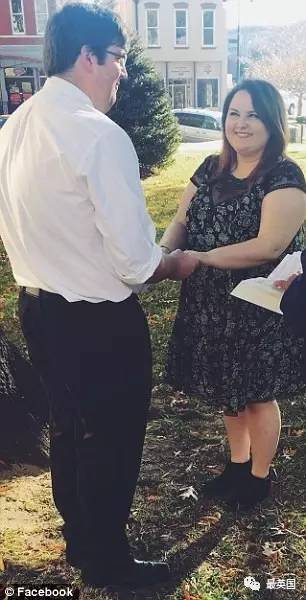 新婚夫妻花130美元买婚戒，却遭到Pandora店员无情嘲笑