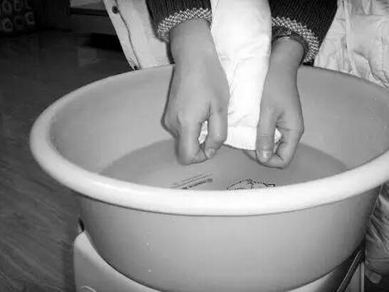 羽绒服炒菜沾上油怎么清理,生活小妙招羽绒服清洗