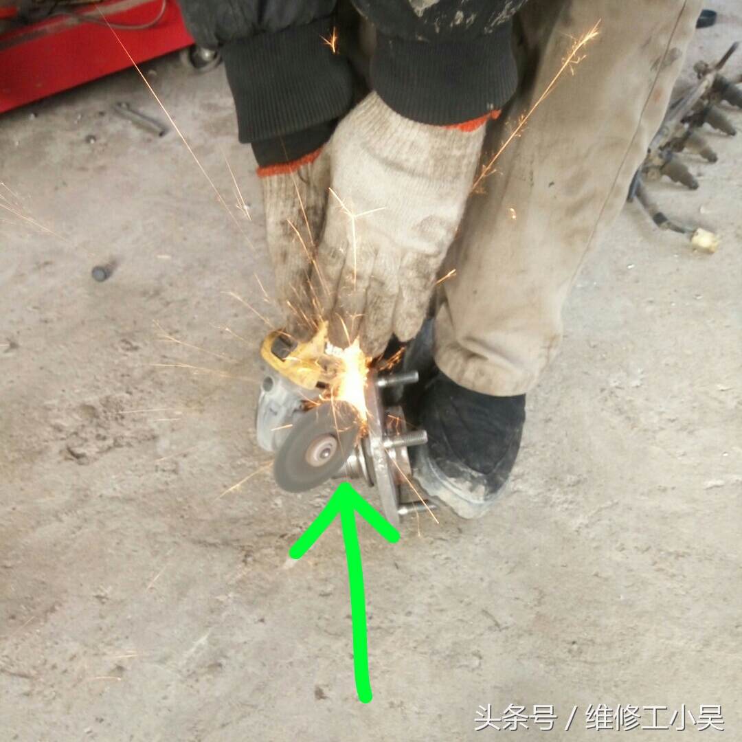 汽车打方向时车轮嗡嗡响,汽车行驶时车轮有咣当咣当的声音