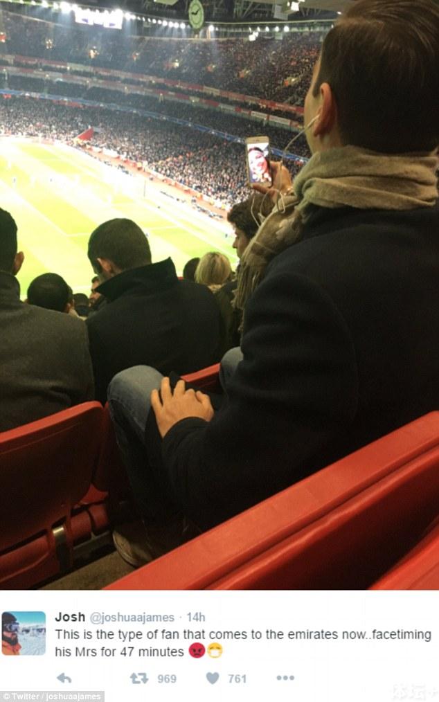 阿森纳踢得有多无聊？球迷宁愿主场看台上视频聊天+写作业