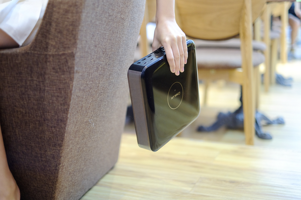 用全高清投影播放4k,300寸的投影观看视频