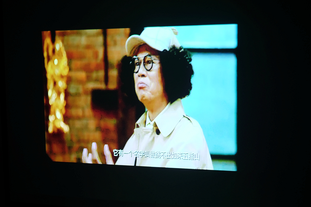 用全高清投影播放4k,300寸的投影观看视频